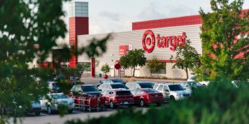 Target stock falls 21% as big discounting effort falls short