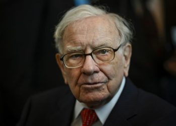 Buffett denies rumors after Trump shares wild claim that investor backs president crashing market