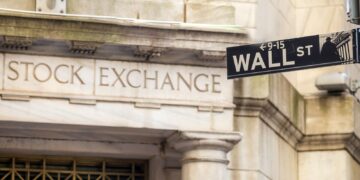 Stocks Finish Mostly Higher as Crude Prices Fall