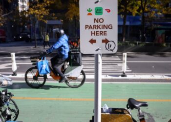Fewer Americans are opening Uber Eats as DoorDash pulls ahead