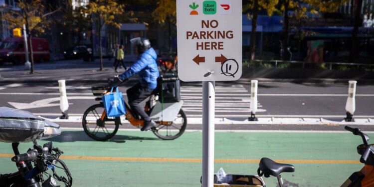 Fewer Americans are opening Uber Eats as DoorDash pulls ahead
