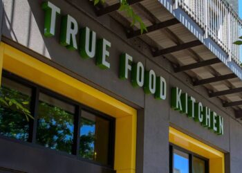Oprah-backed chain files Chapter 11, closes 12 restaurants